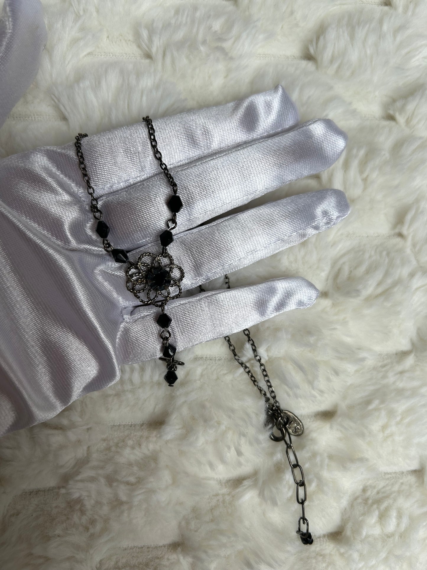 Jolie collier vintage à fleur noir et strass noir