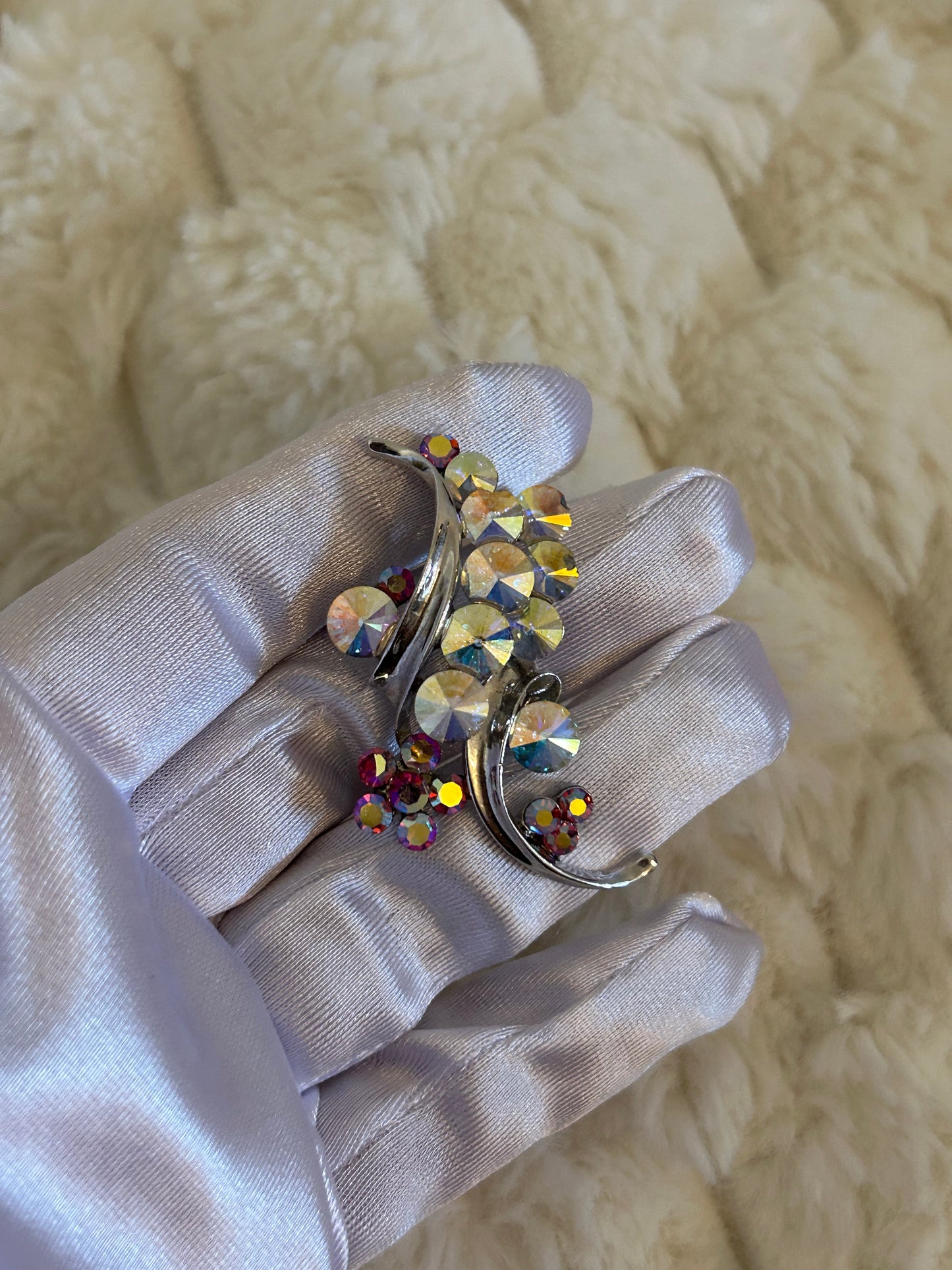 Splendide broche en fantaisie argenté et rose scintillantes