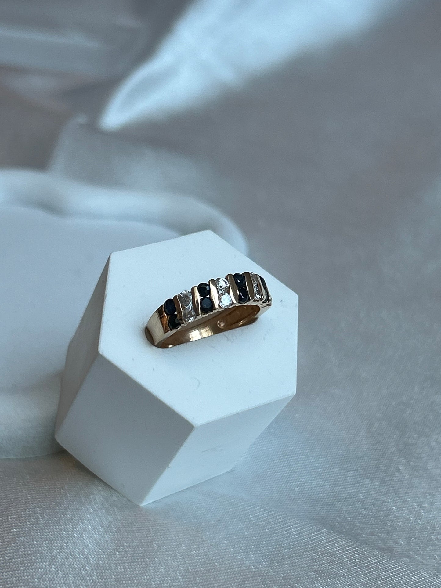 Bague en plaqué or taille 51 et pierre bleu nuit et transparente