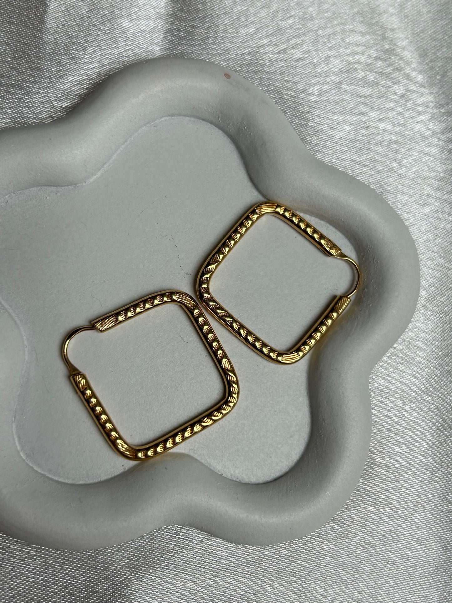 Boucle d’oreille style créoles losange en plaqué or