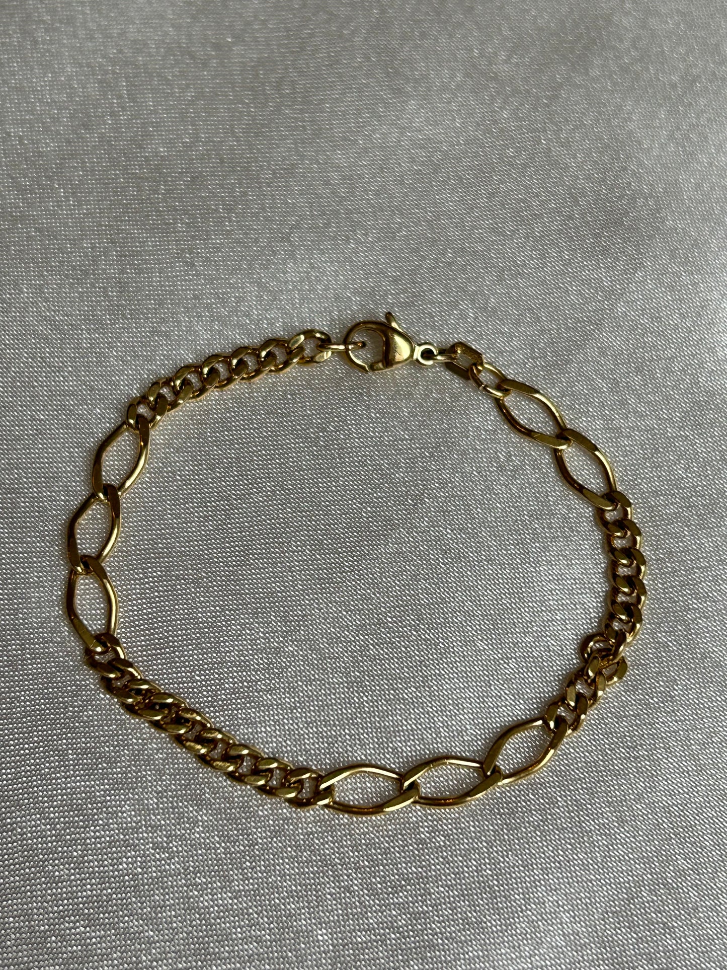 Bracelet en plaqué or avec 3 ovales entrelacés