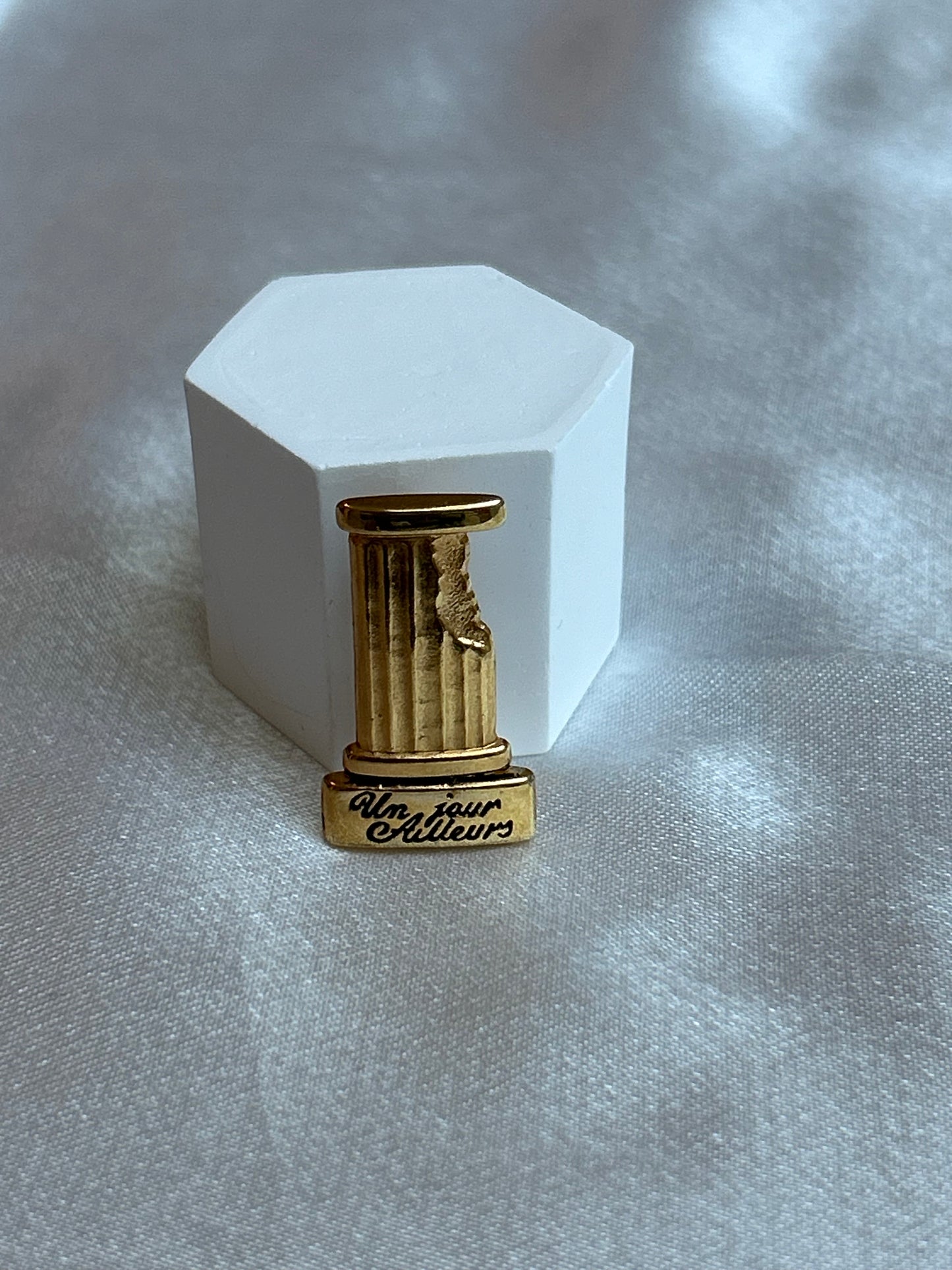 Broche vintage « un jours ailleurs » doré femme