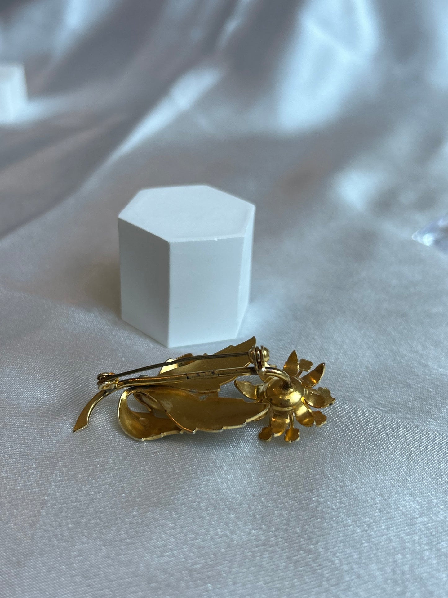 Broche en or de Tolède vintage fleur et perle style culture