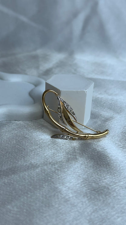 Broche feuille d’arbre et strass en plaqué or