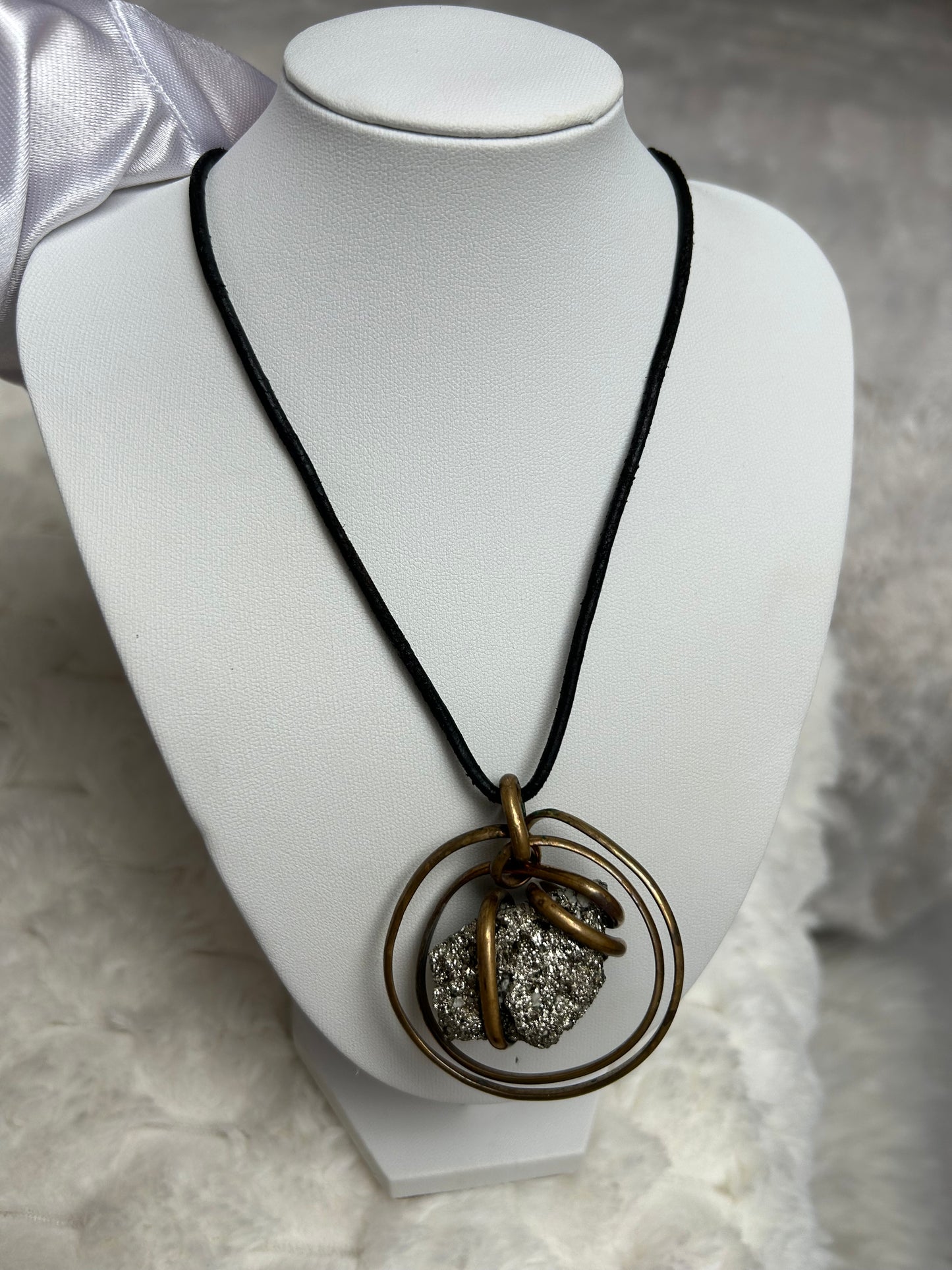 Jolie collier vintage assez atypique noir et pierre argenté