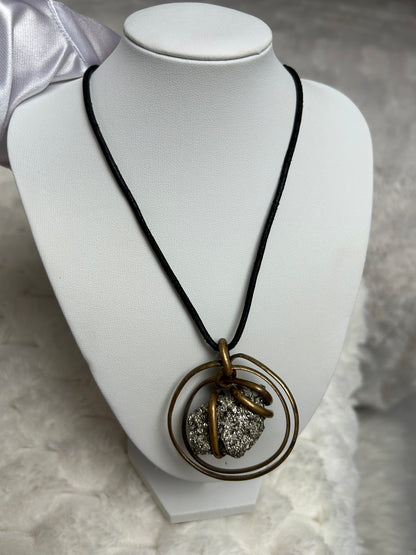 Jolie collier vintage assez atypique noir et pierre argenté