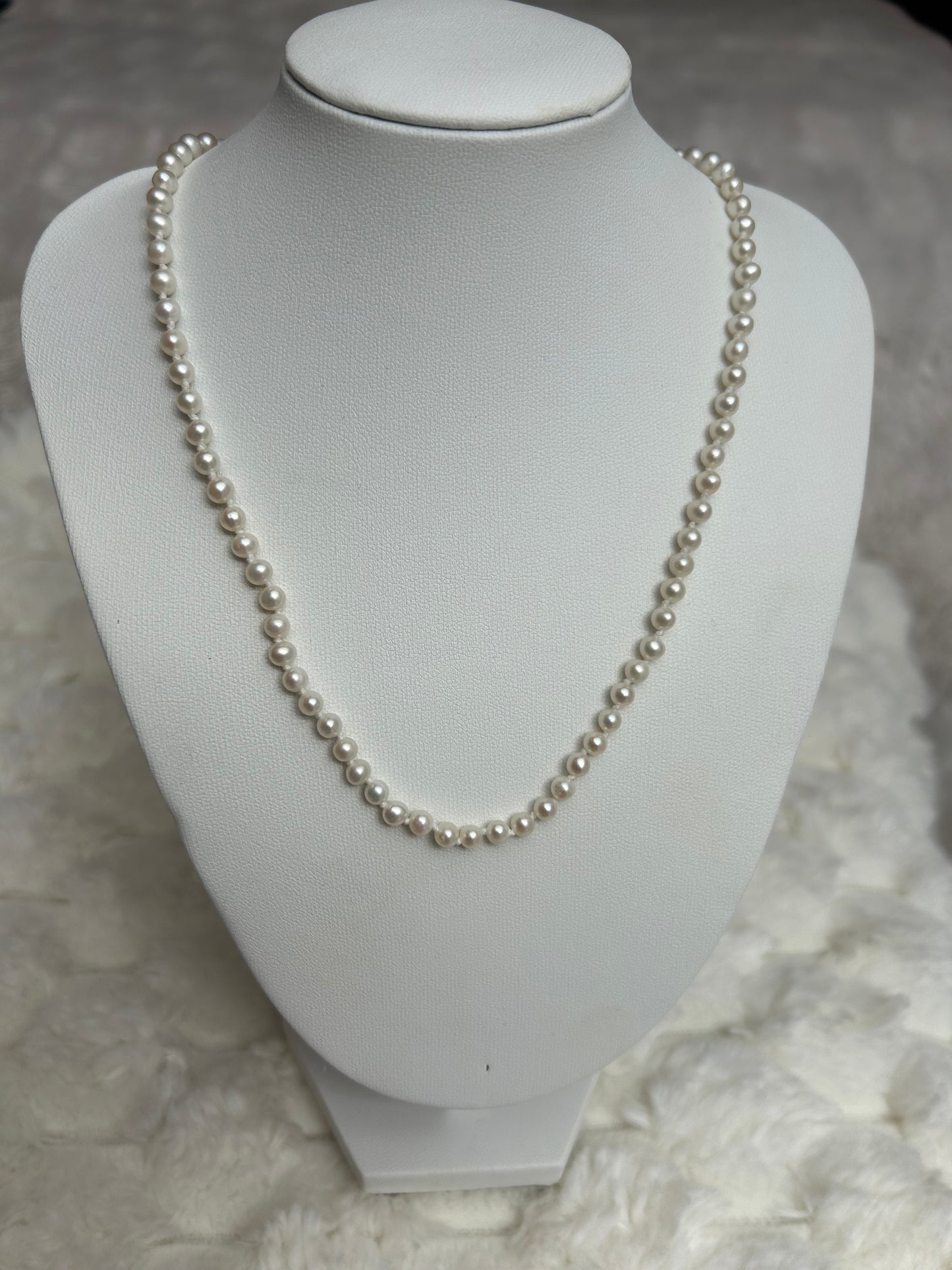 Splendide collier vintage à perle et fermoir doré fantaisie