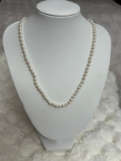 Splendide collier vintage à perle et fermoir doré fantaisie