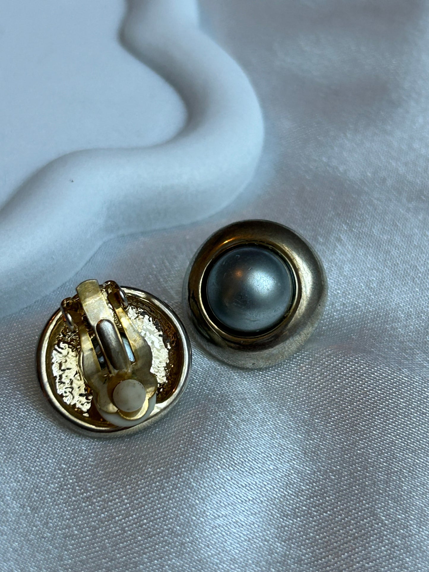 Boucles d’oreille à pins vintage doré et perle grise