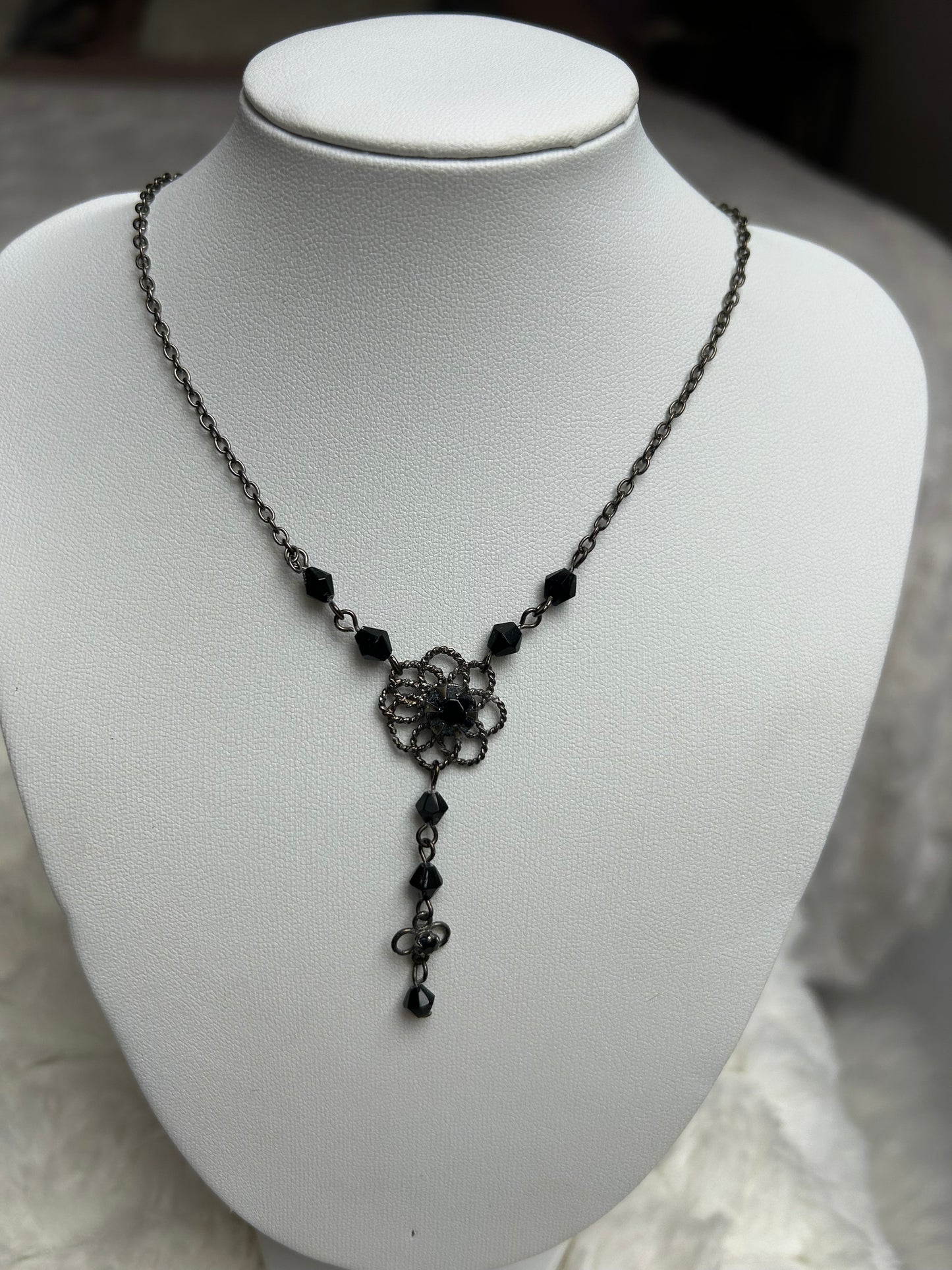 Jolie collier vintage à fleur noir et strass noir