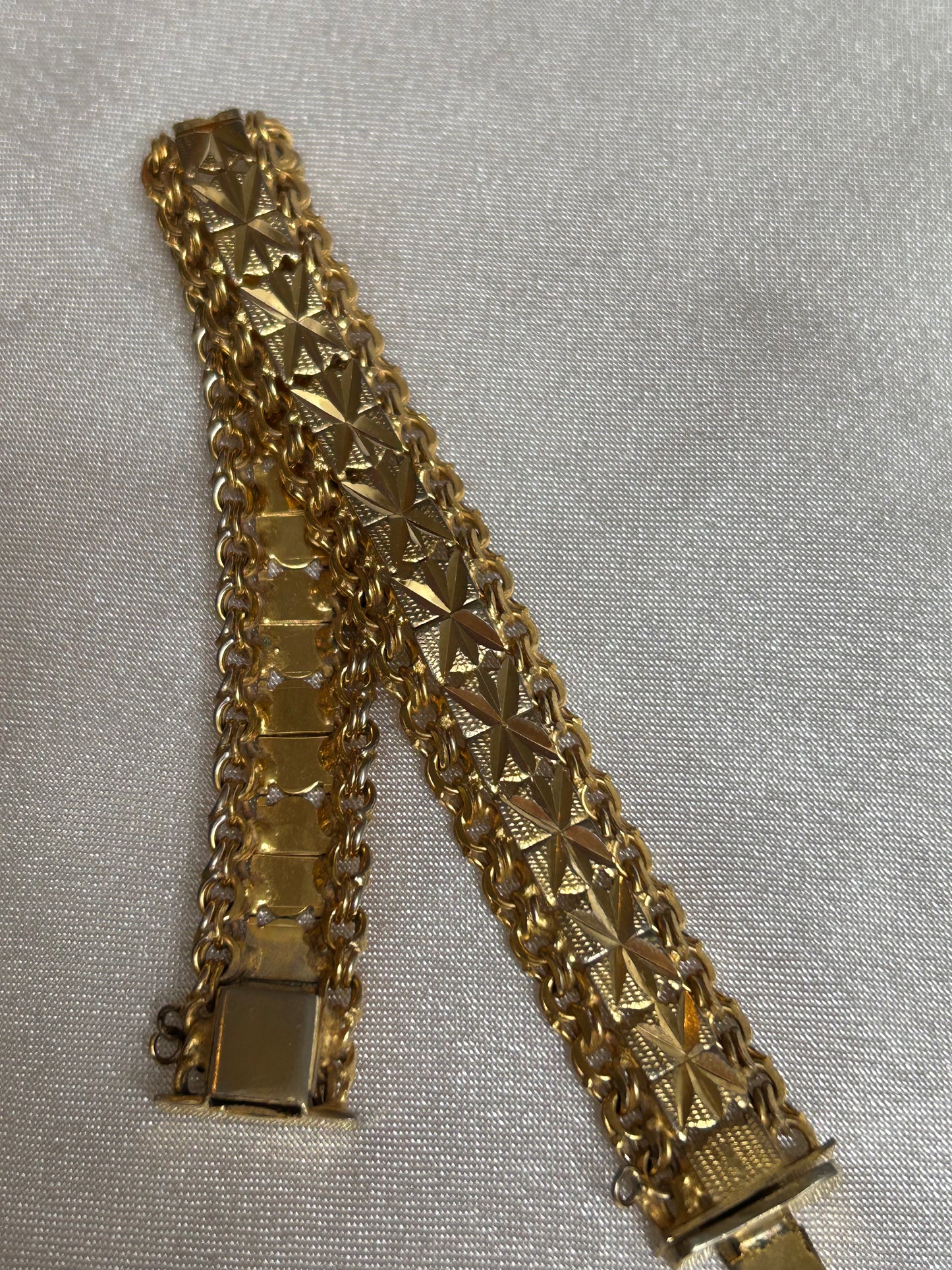 Bracelet vintage plaqué or femme ciselé
