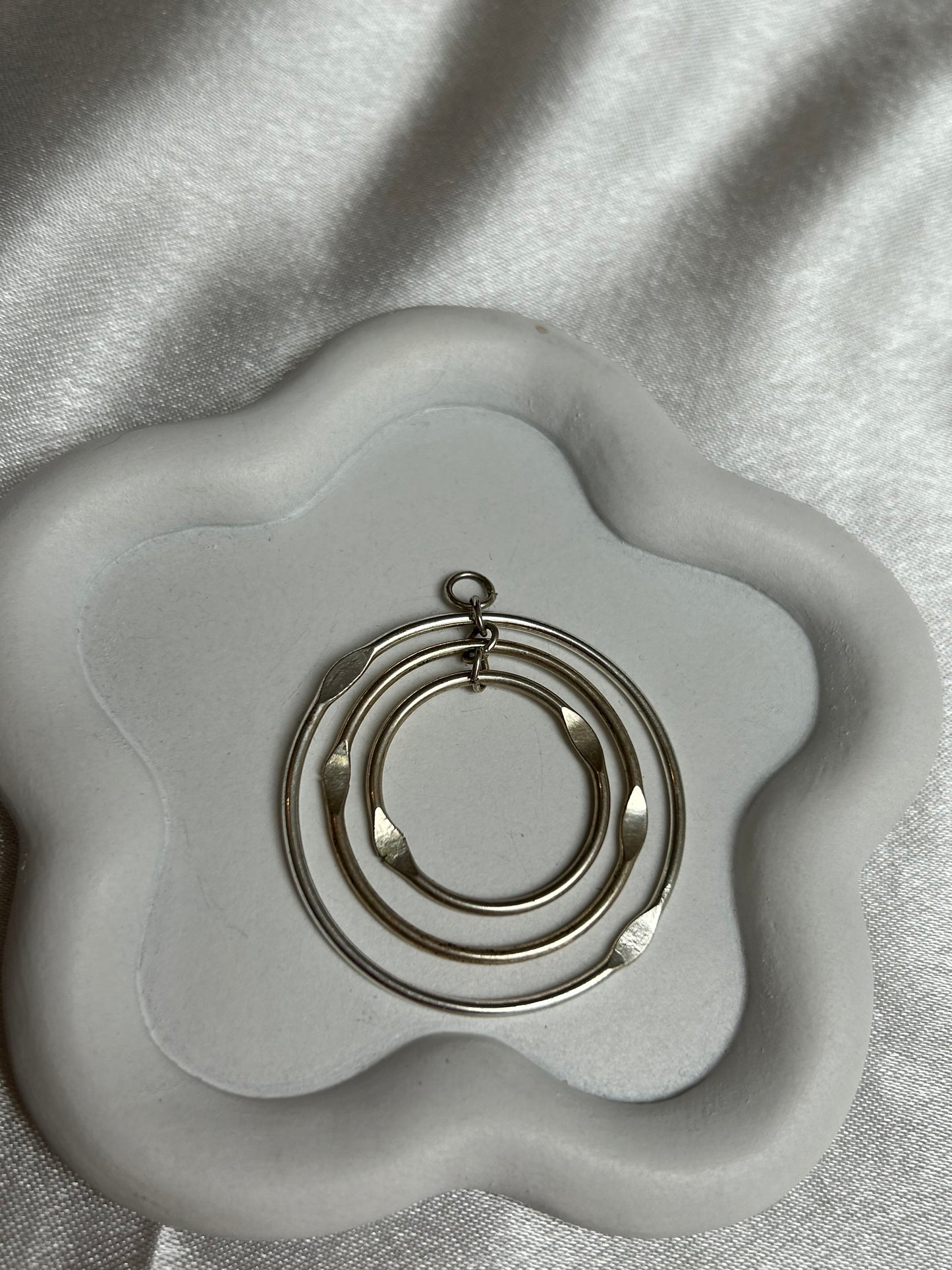 Pendentif vintage argenté 3 cercles atypique