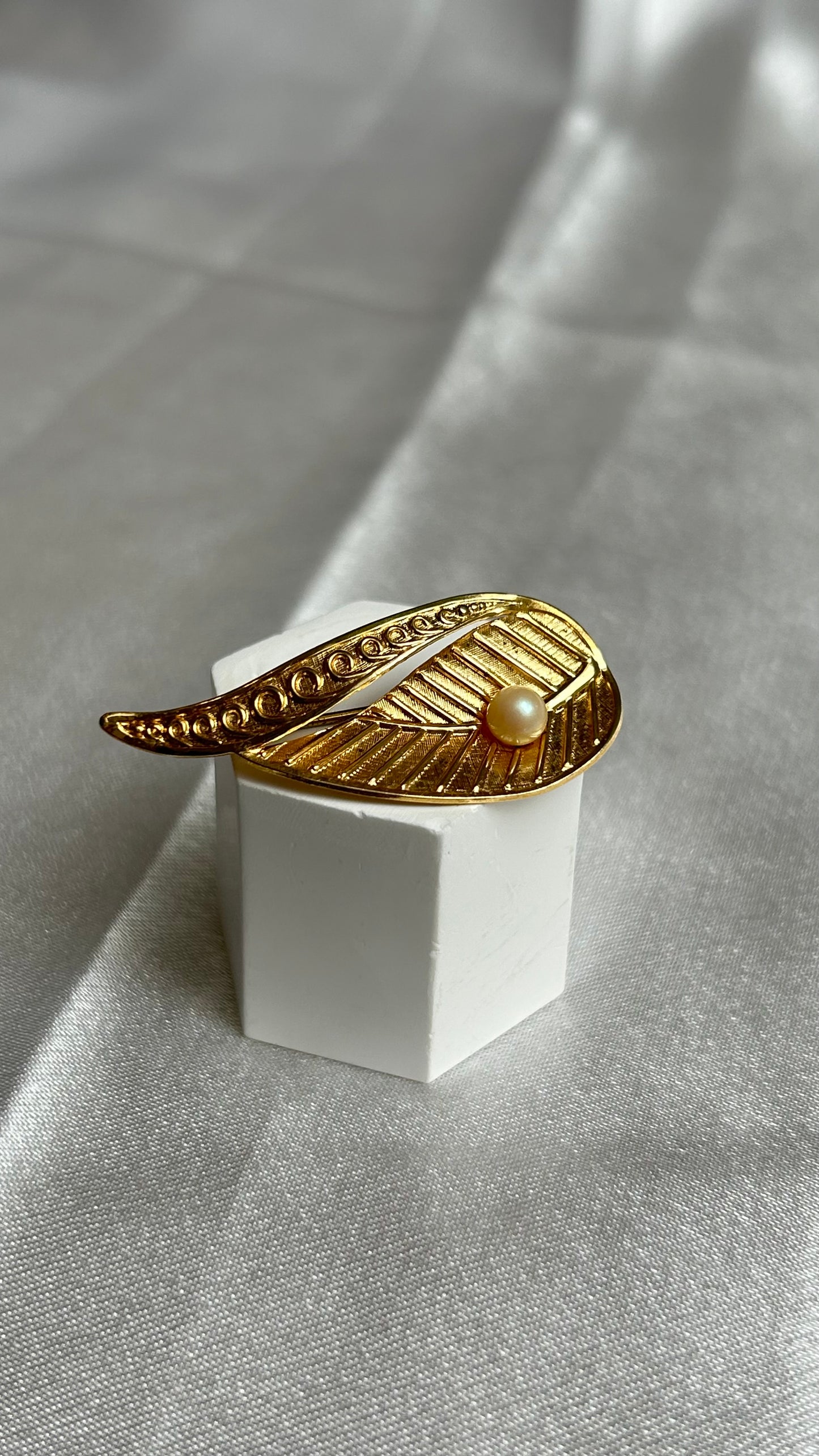 Broche vintage feuille et perle