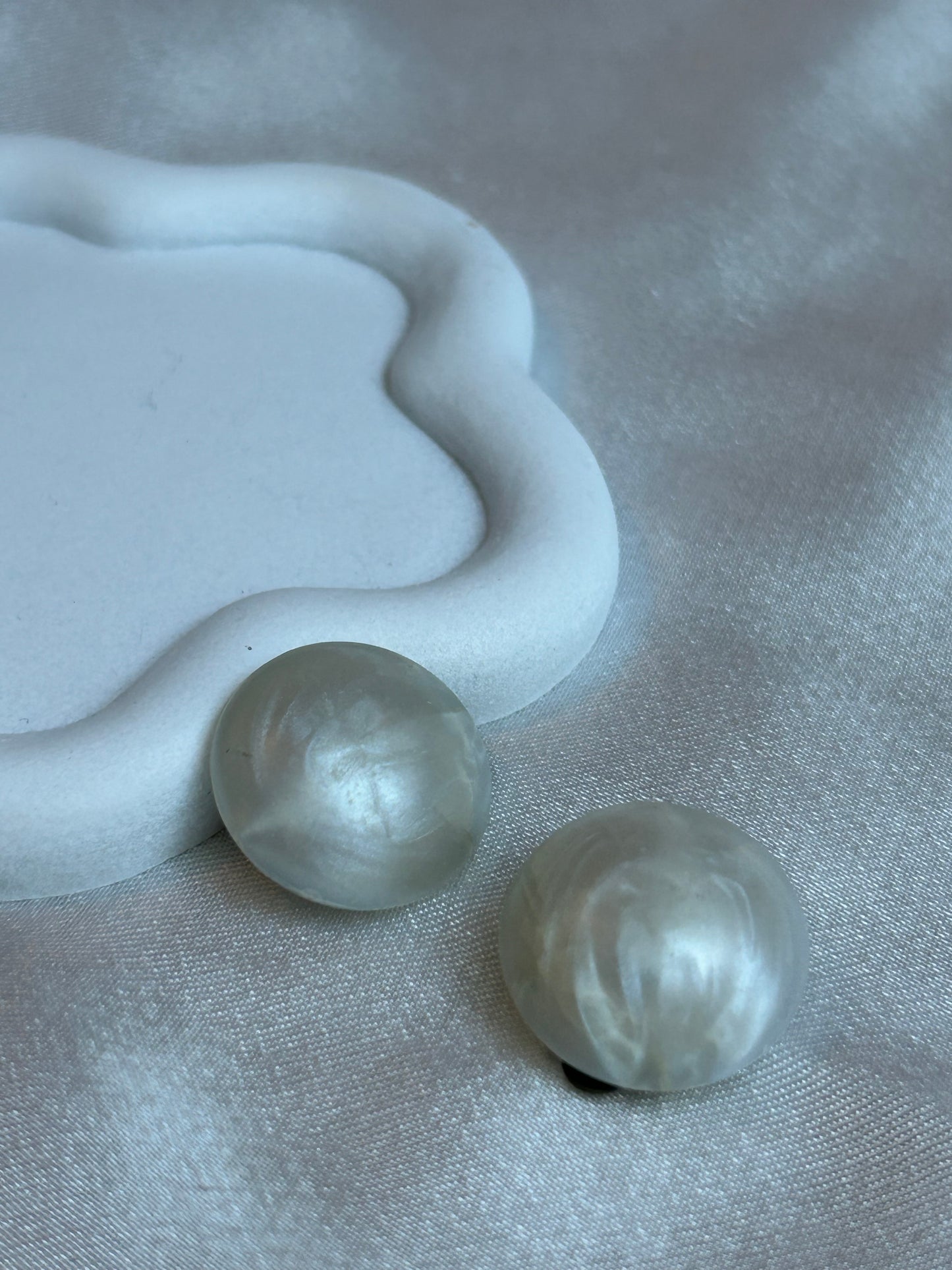 Boucles d’oreilles format puce vintage nacré