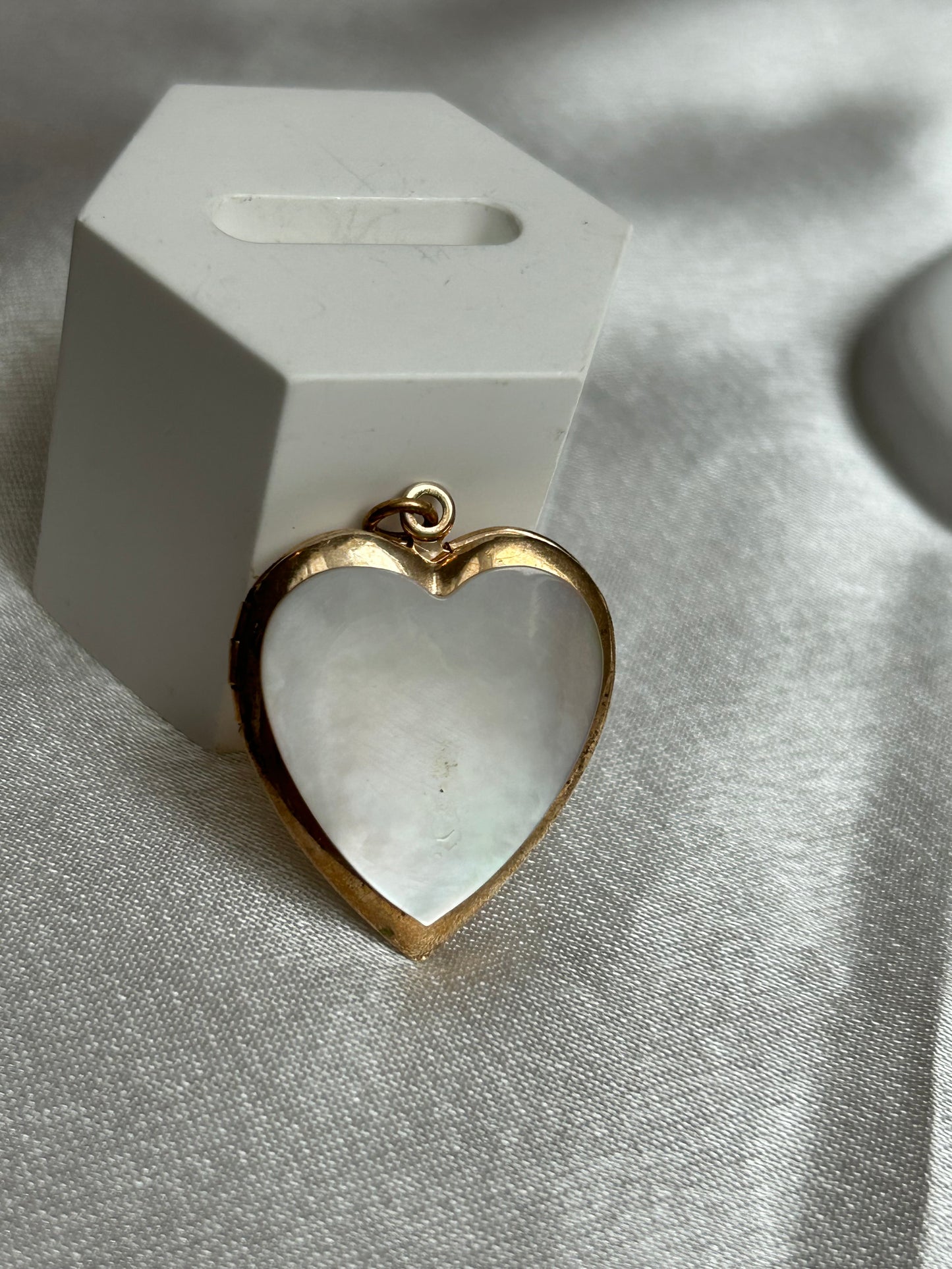 Pendentif vintage doré et nacré modèle cœur qui s’ouvre