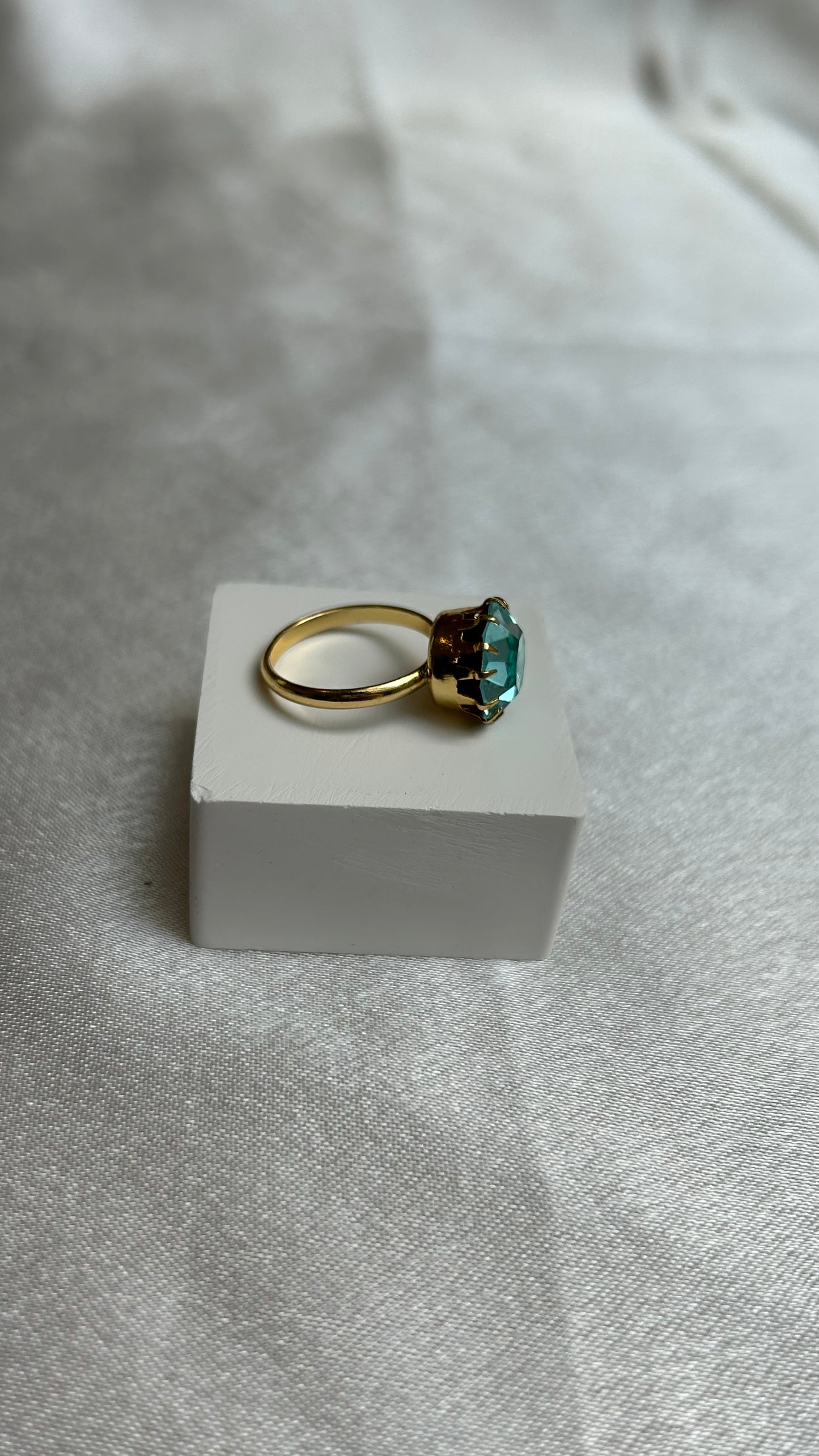 Bague doré et gros strass rouge ajustable