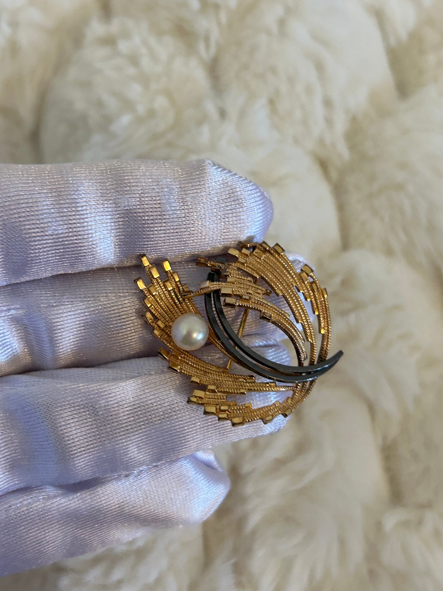 Jolie broche en plaqué or bicolore et perle modèle feuille doré