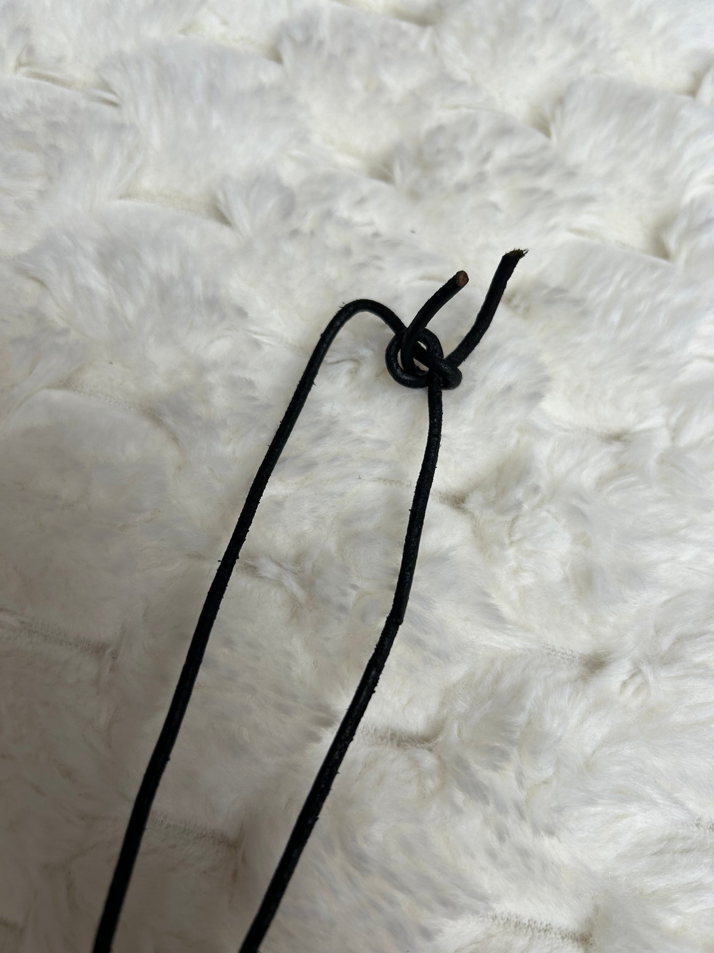 Jolie collier vintage assez atypique noir et pierre argenté