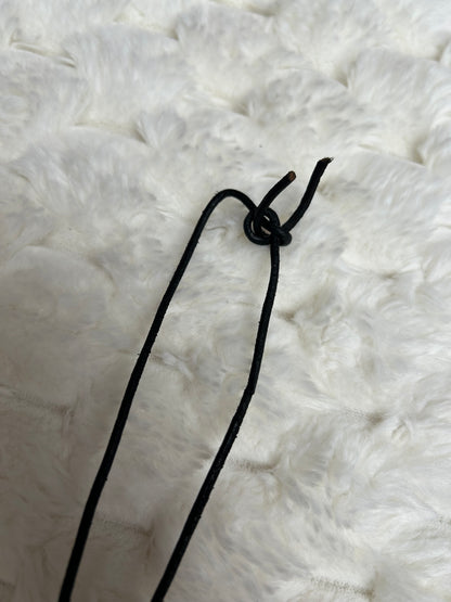 Jolie collier vintage assez atypique noir et pierre argenté