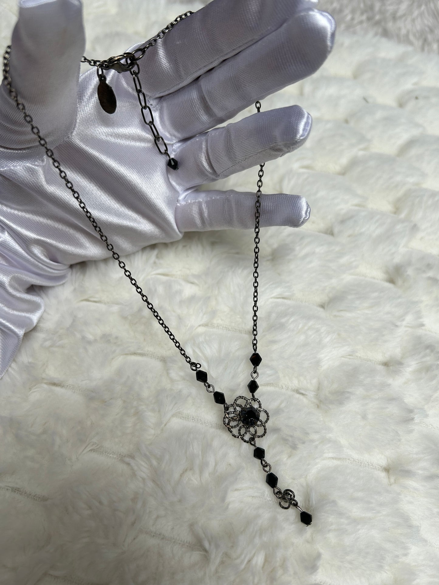 Jolie collier vintage à fleur noir et strass noir