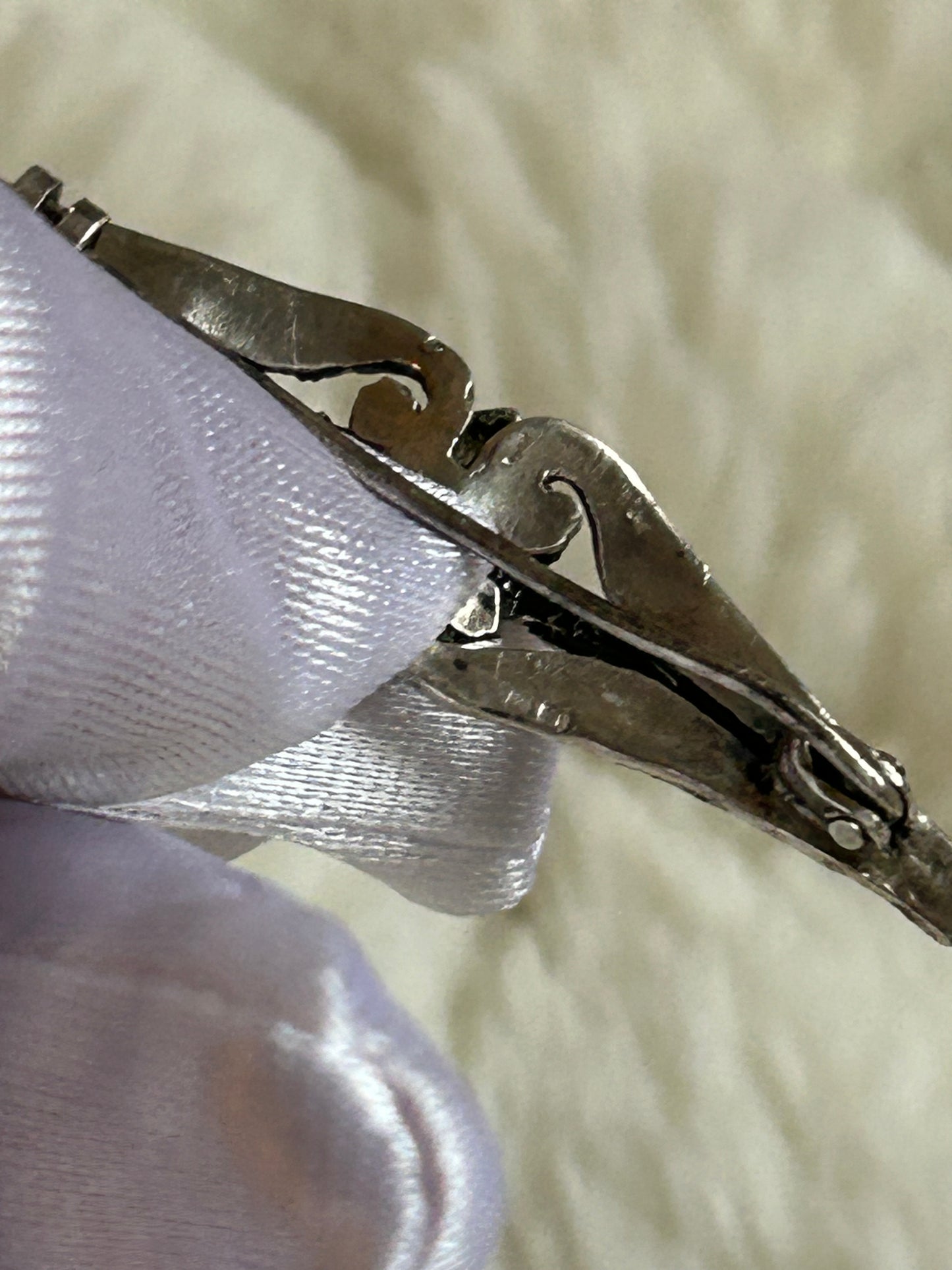 Broche en argent vintage et strass gris