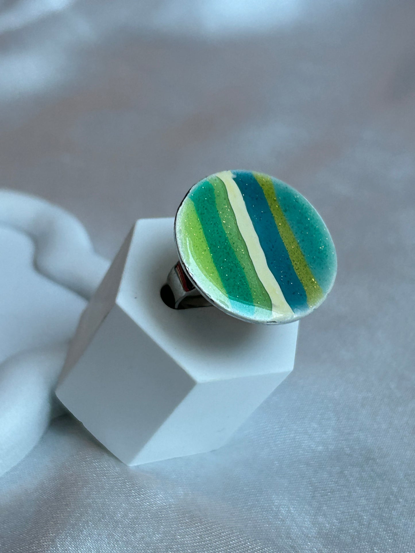 Bague vintage taille ajustable argenté et nuances de verts