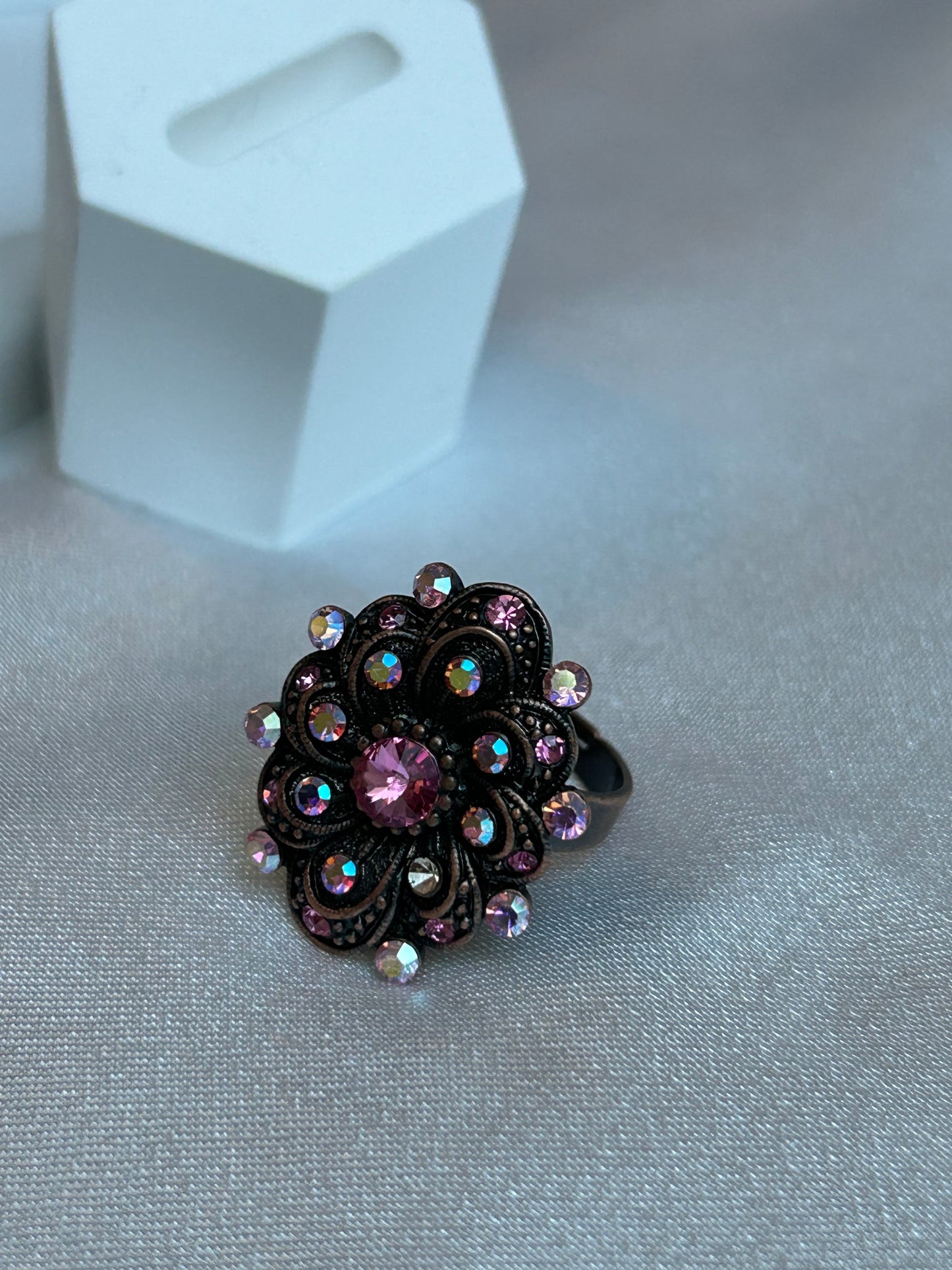Bague ajustable vintage noir rose et strass