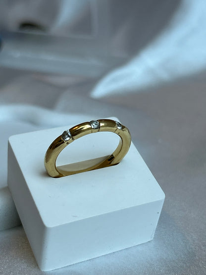 Bague en plaqué or et strass taille 60