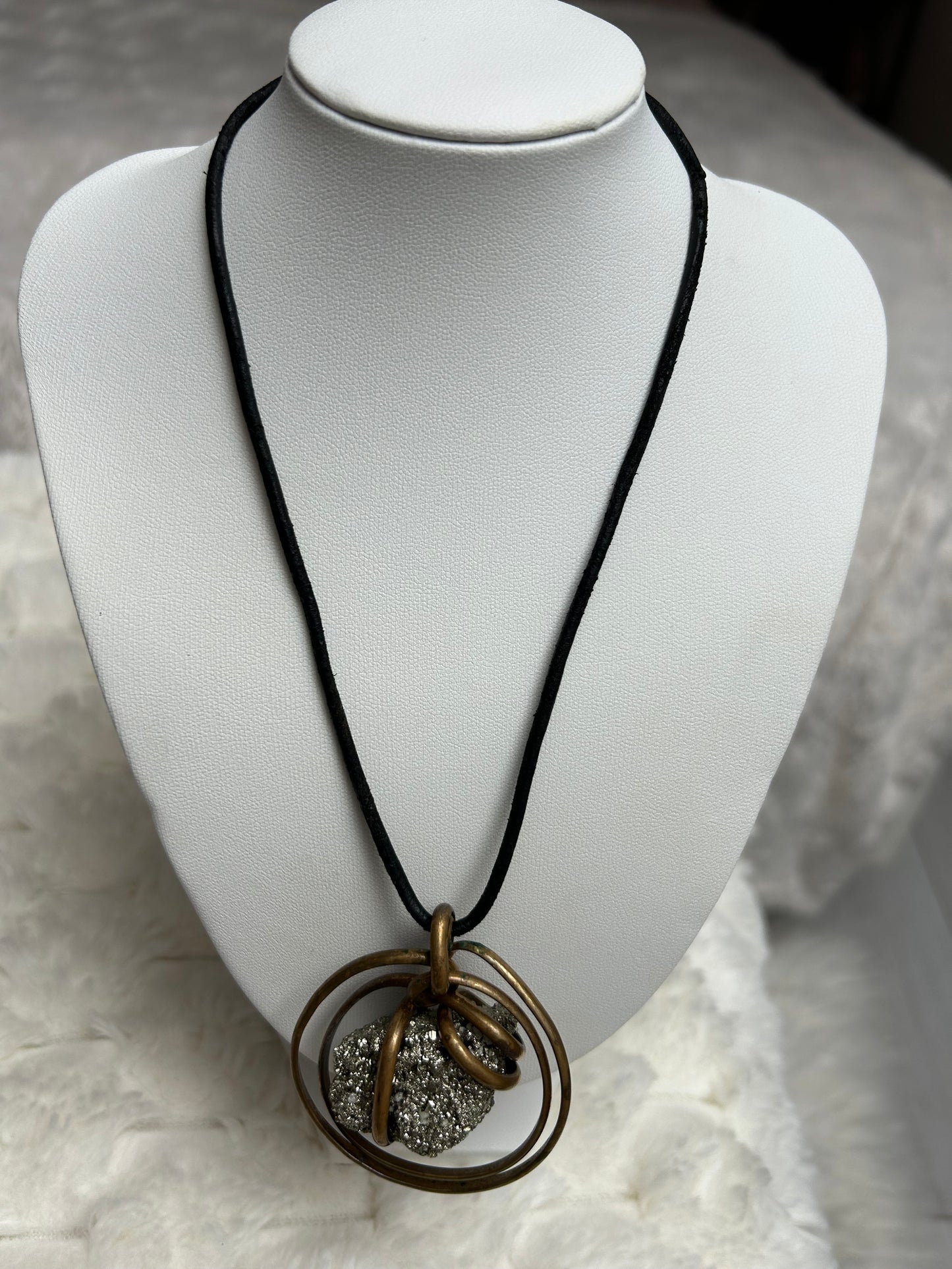 Jolie collier vintage assez atypique noir et pierre argenté