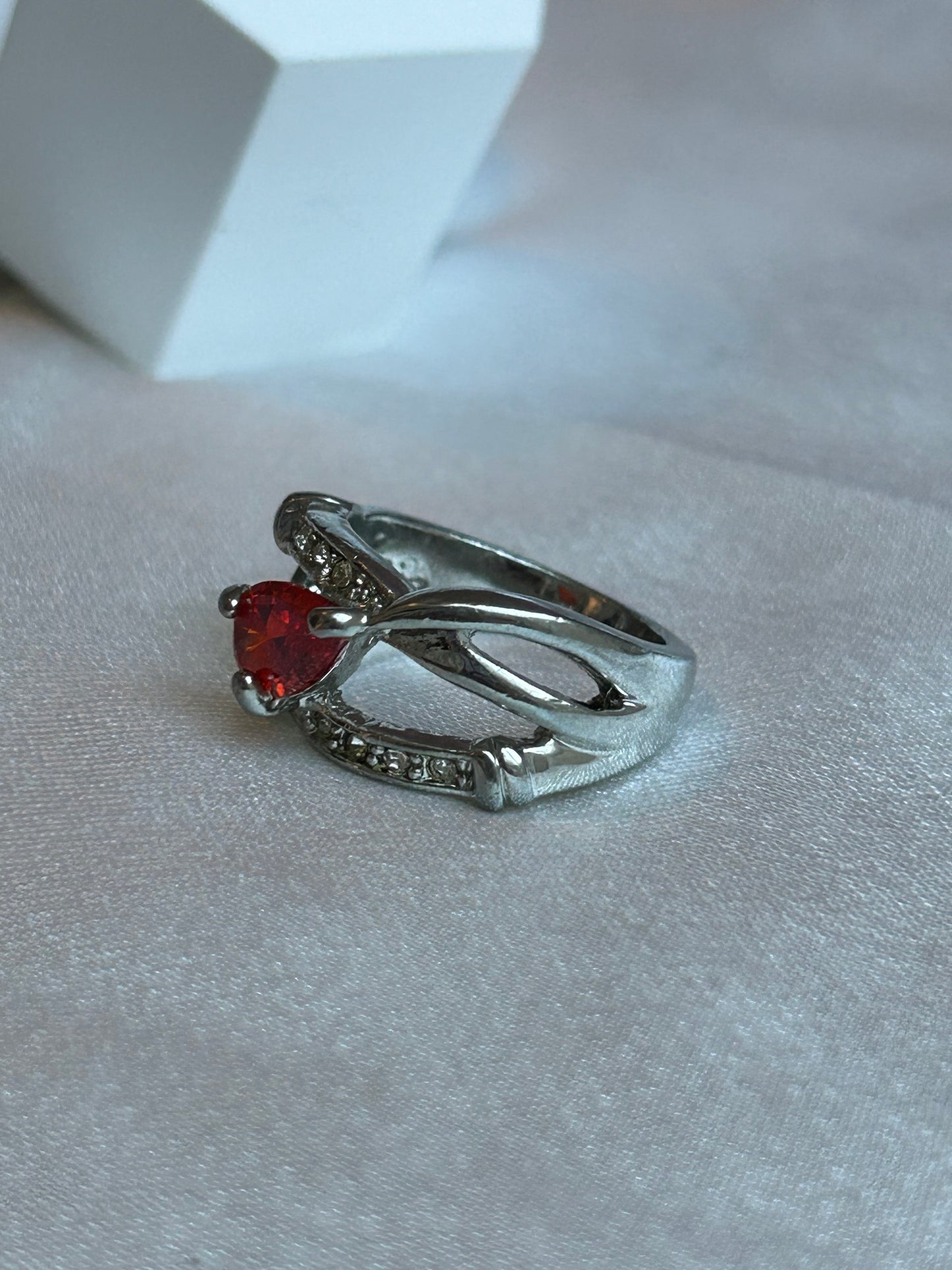 Bague vintage taille 58 argenté et strass rouge