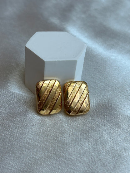 Puces d’oreilles en plaqué or modèle rectangle