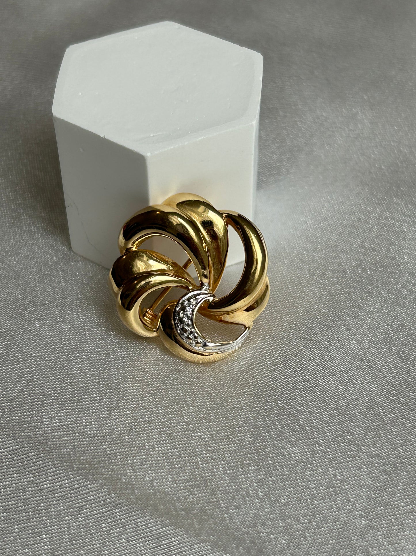 Broche plaqué or bicolore fleur