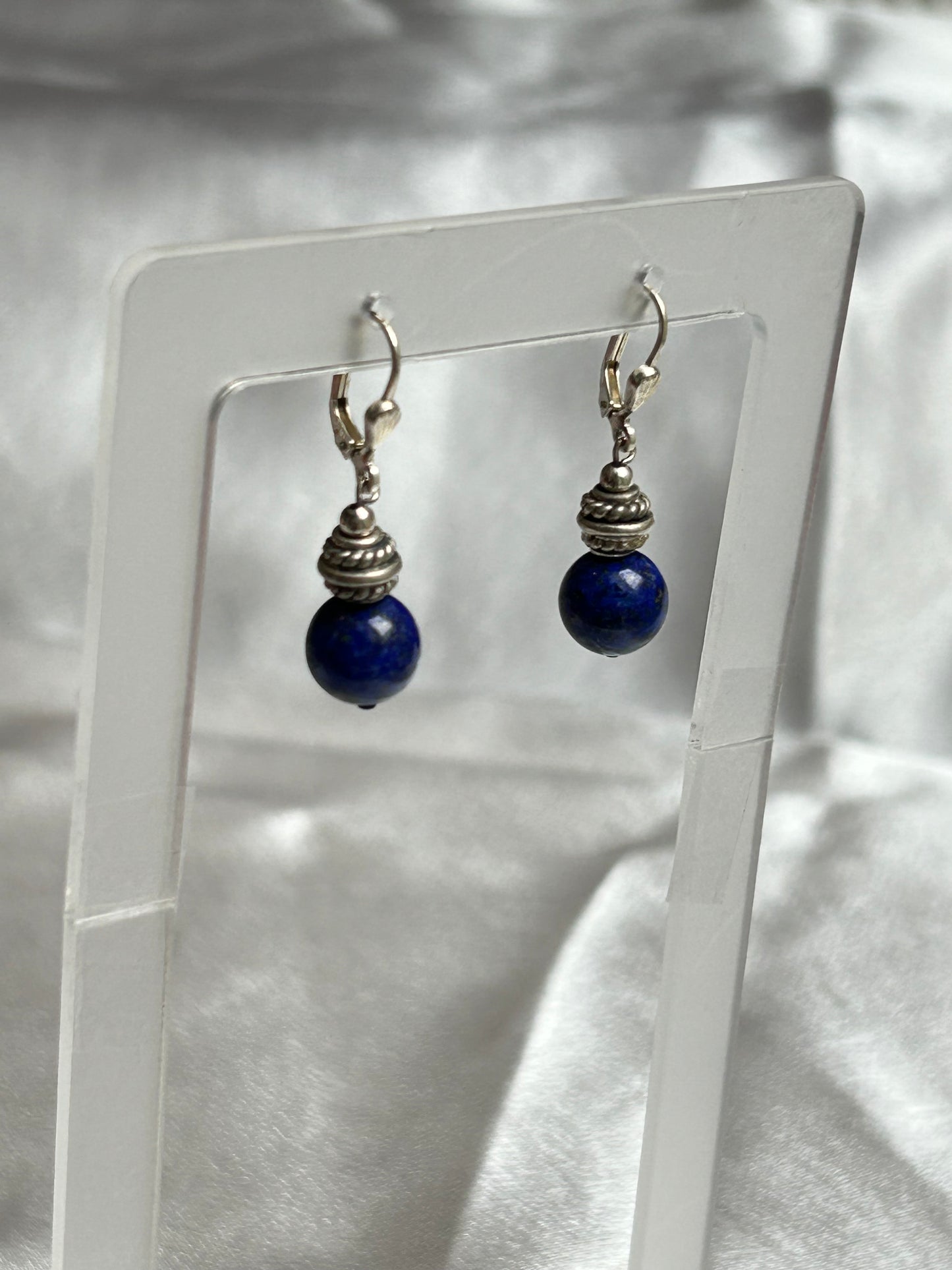 Boucles d’oreilles style dormeuses en argent et pierre bleu
