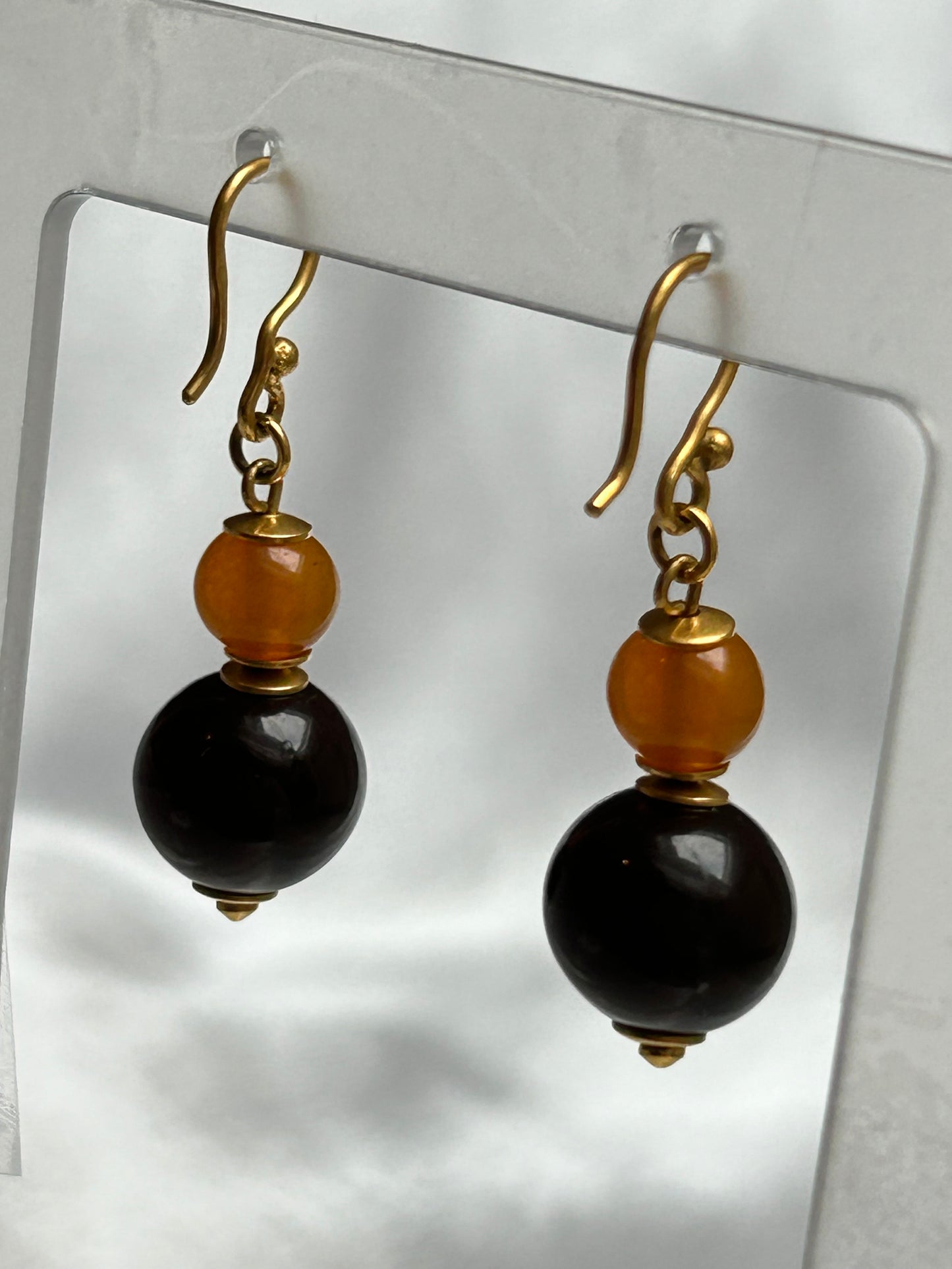 Boucles d’oreilles plaqué or style dormeuse et perles brunes