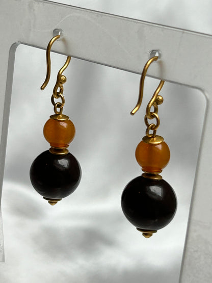 Boucles d’oreilles plaqué or style dormeuse et perles brunes