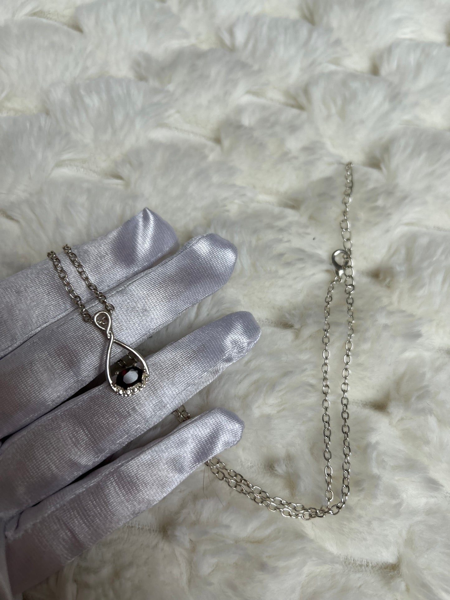 Jolie collier argenté avec pendentif goutte strass argenté