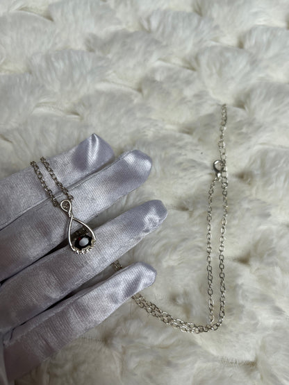 Jolie collier argenté avec pendentif goutte strass argenté