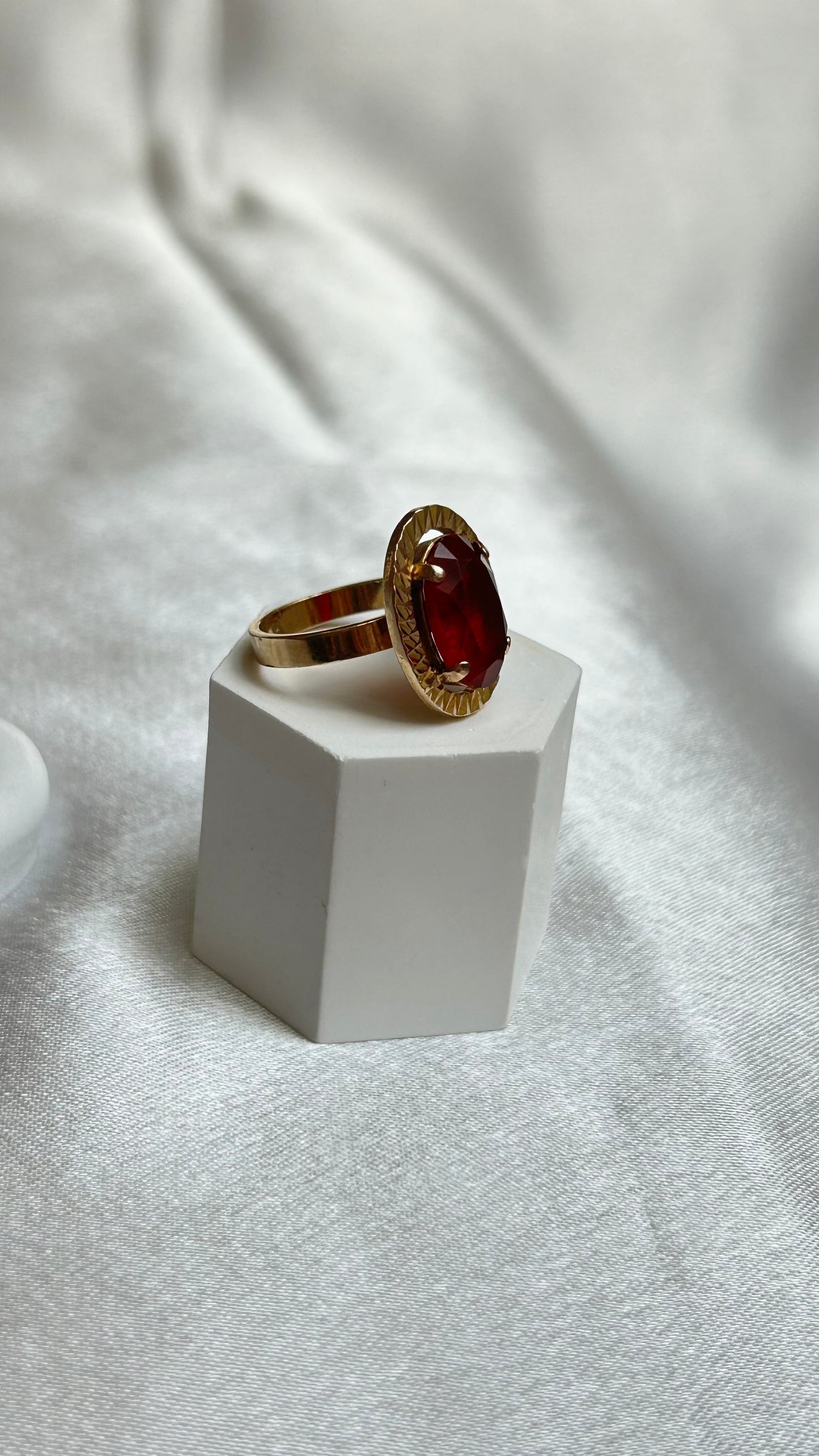 Bague vintage et grosse pierre ovale rouge taille 54