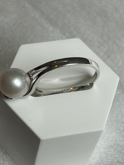 Bague en argent ornée d’une perle de culture taille 58