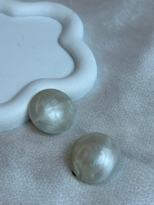 Boucles d’oreilles format puce vintage nacré