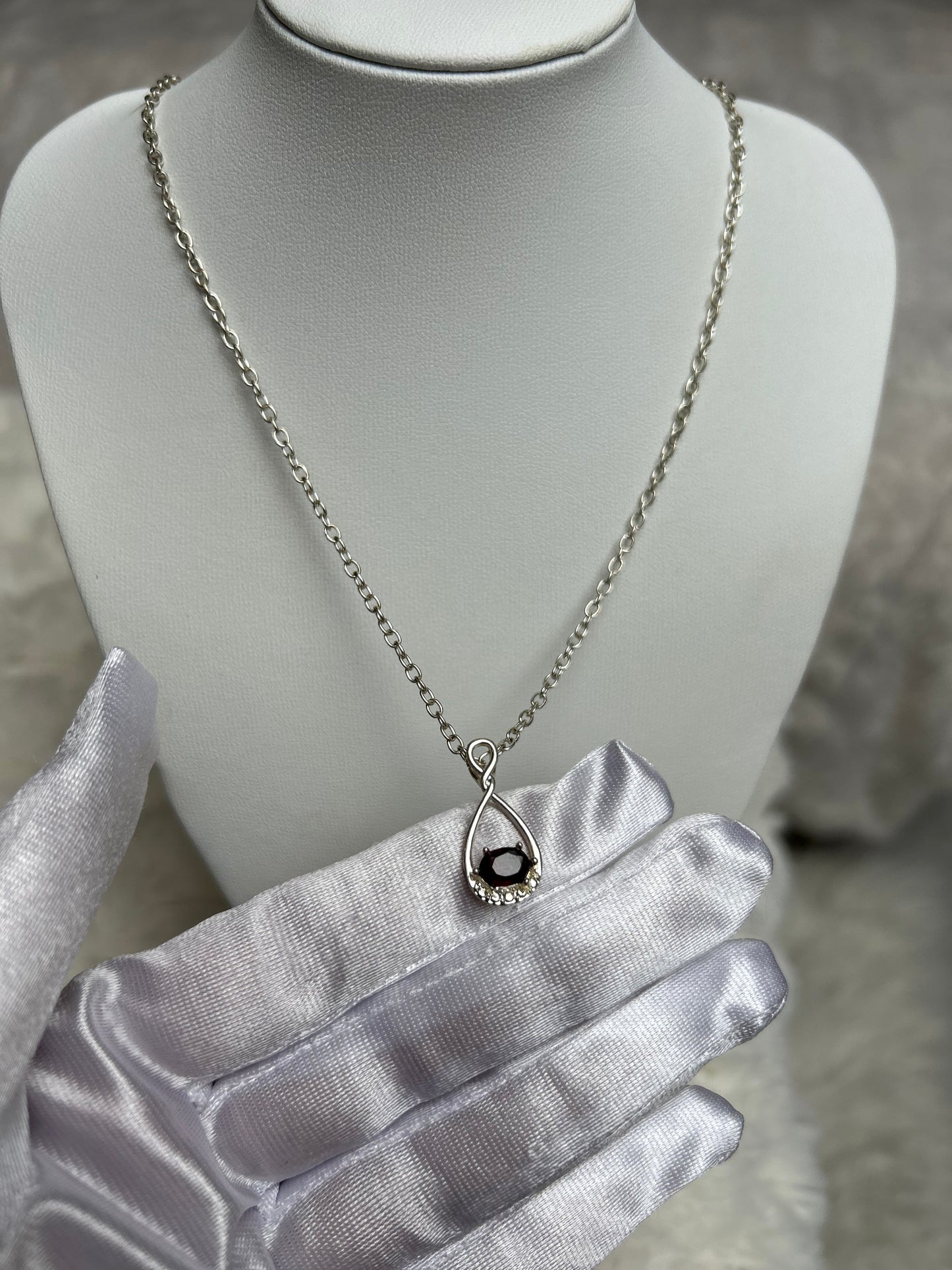 Jolie collier argenté avec pendentif goutte strass argenté