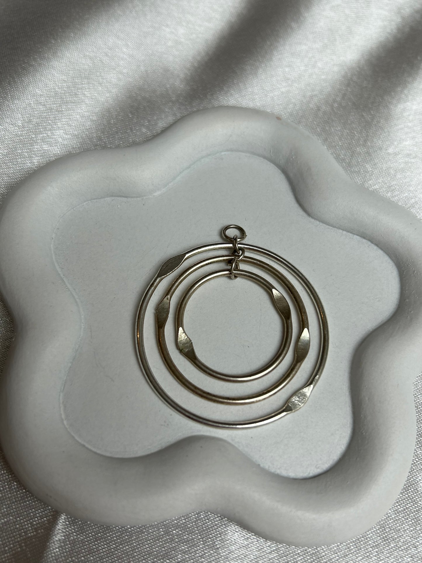 Pendentif vintage argenté 3 cercles atypique