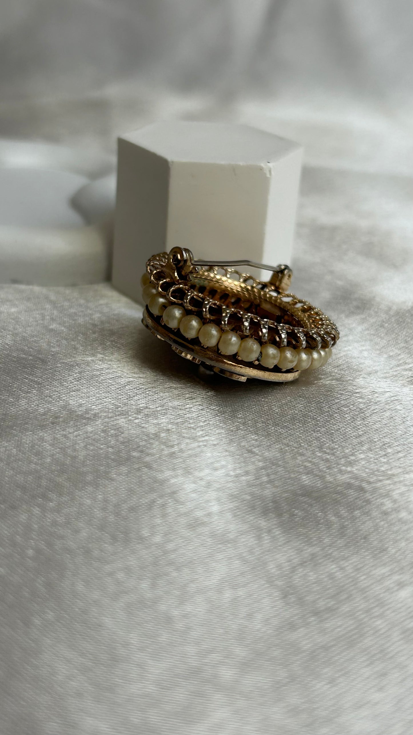 Broche atypique fleur arbre peinte et perle