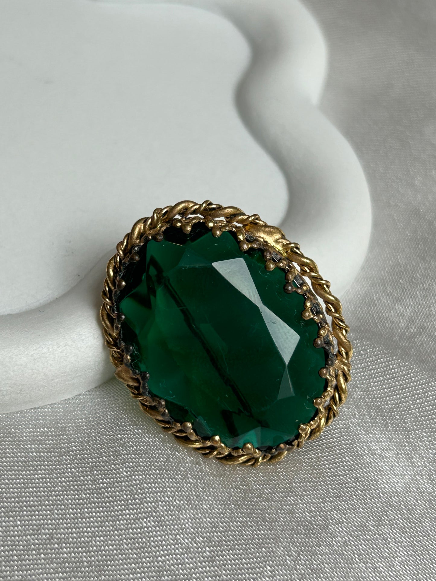 Broche vintage doré bronze et pierre verte