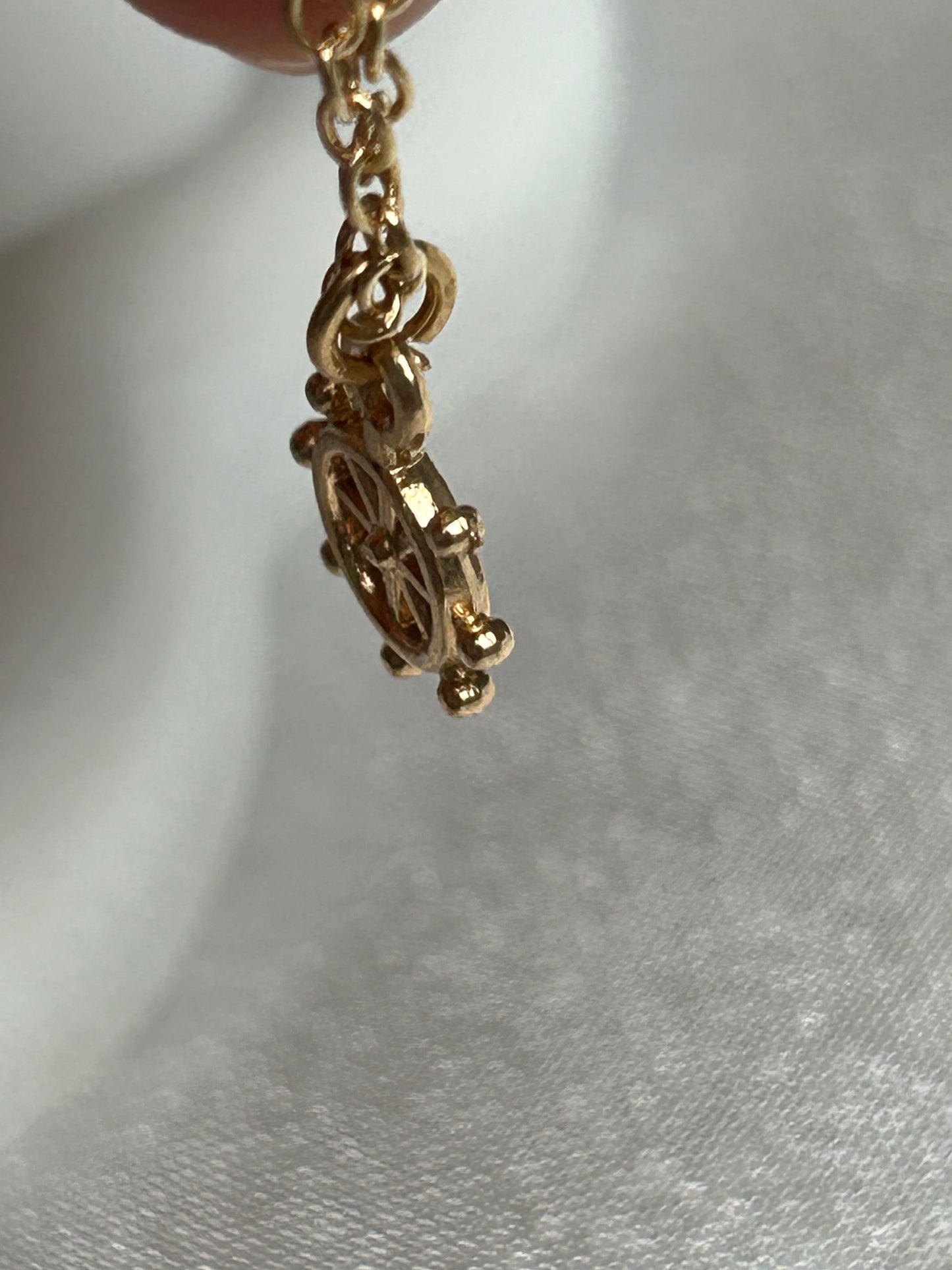 Pendentif doré volant de bateau