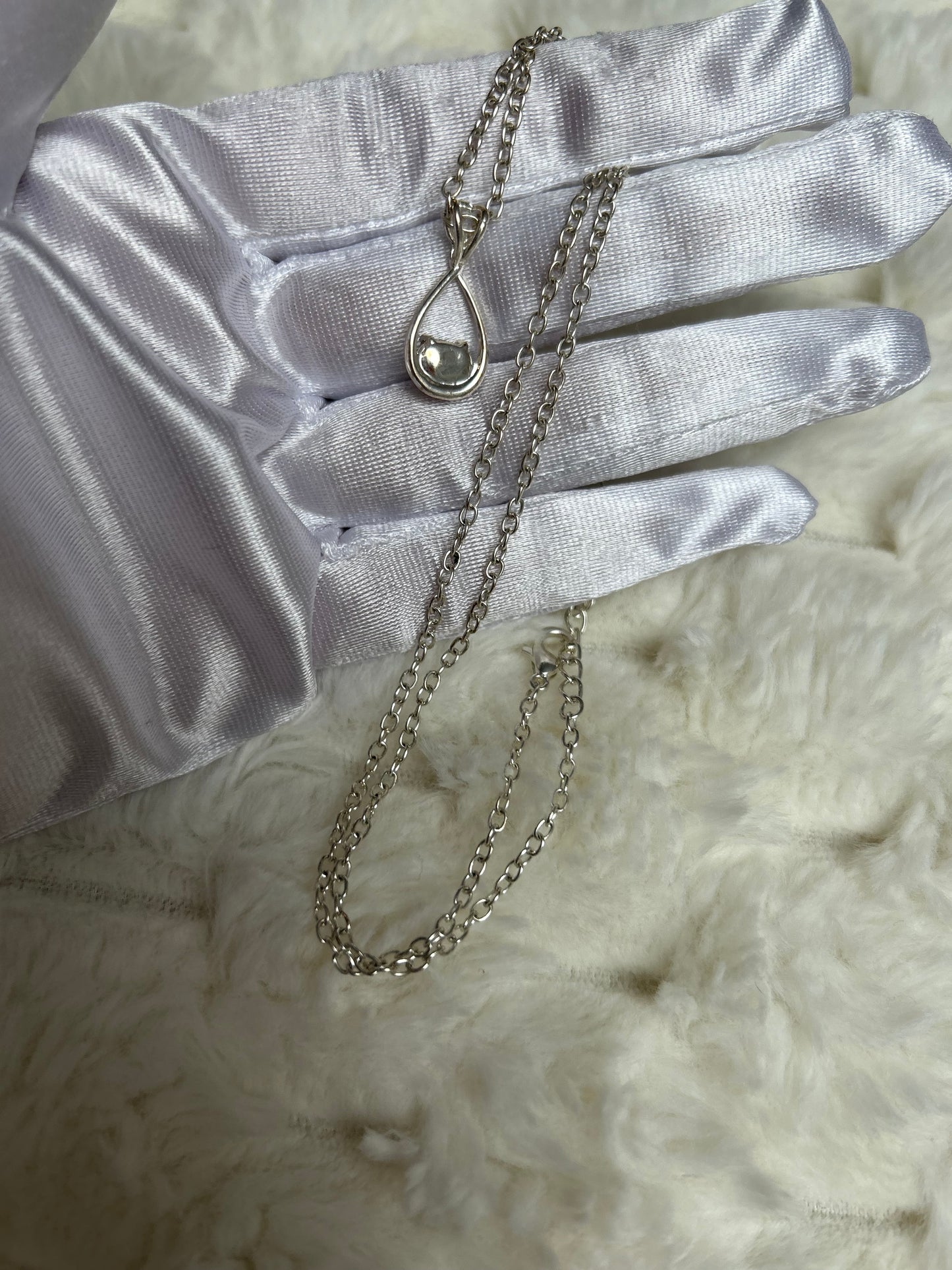 Jolie collier argenté avec pendentif goutte strass argenté