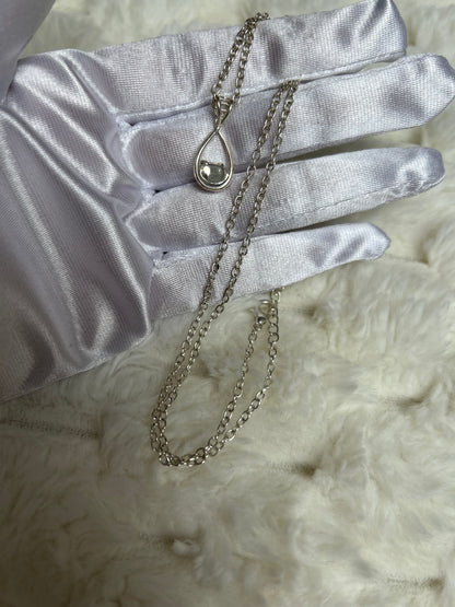 Jolie collier argenté avec pendentif goutte strass argenté