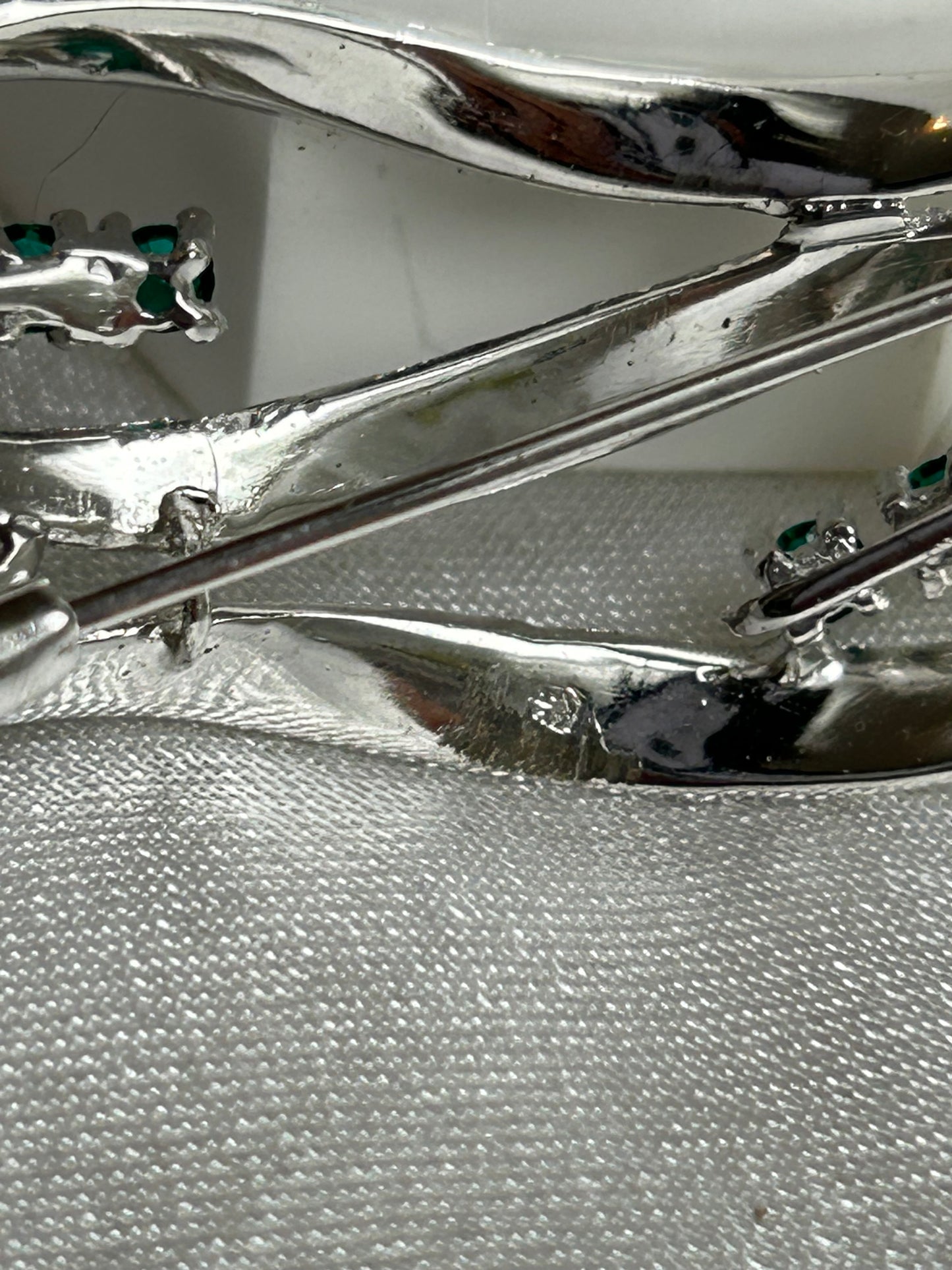 Broche vintage argenté et pierre verte