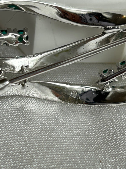 Broche vintage argenté et pierre verte