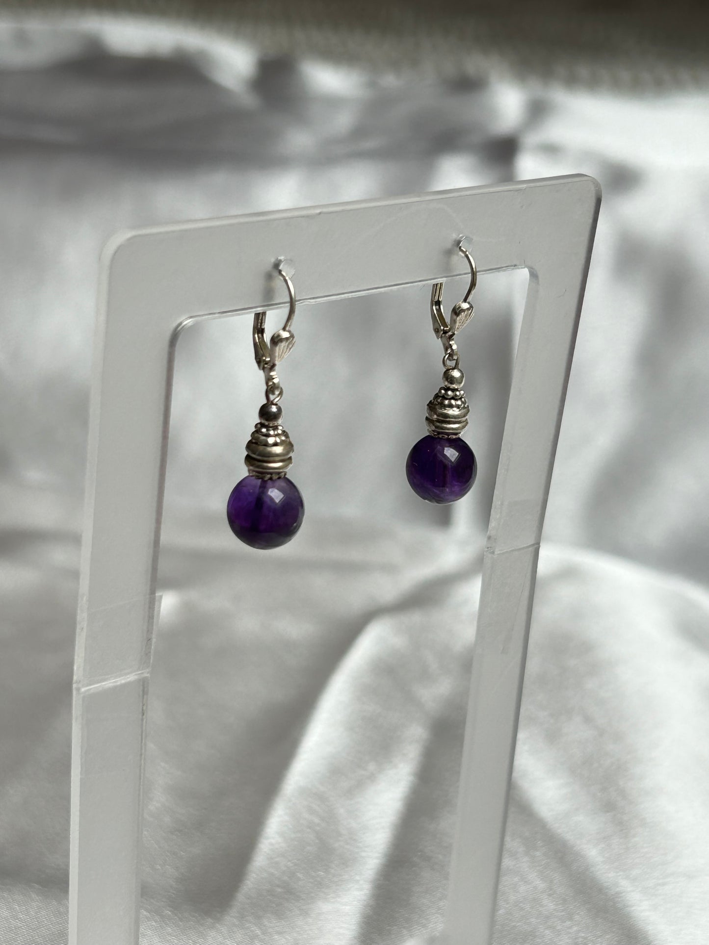 Boucles d’oreilles pendantes style dormeuse en argent et pierre violettes